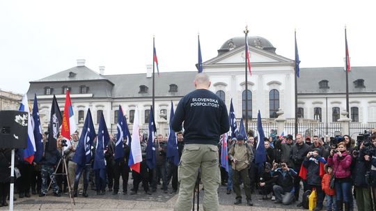 Na zhromaždení pri sídle prezidenta v centre...
