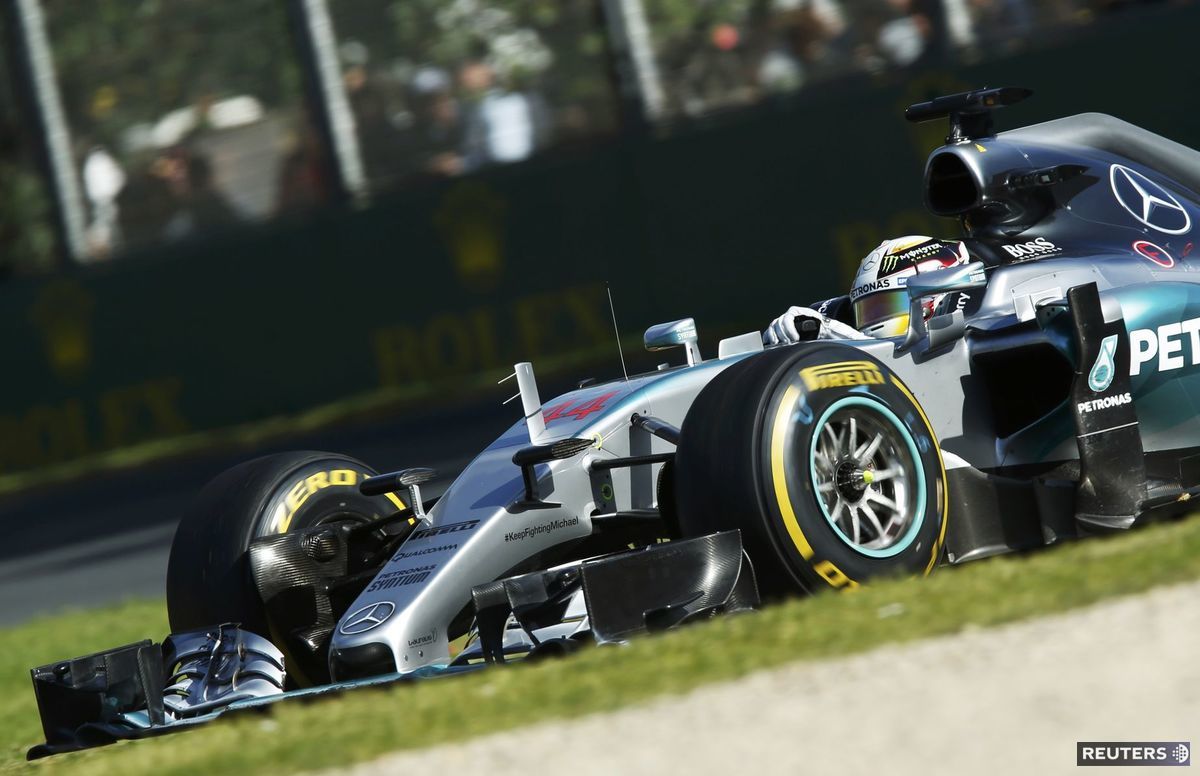 Lewis Hamilton počas prvých pretekov 2015 v...