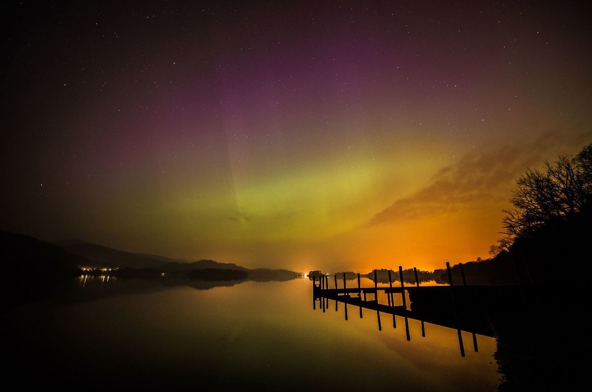 Polárna žiara nad riekou Derwent v Anglicku.