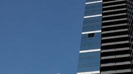 Pásla včely na betóne