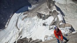 David Lama zostupuje z juhovýchodného hrebeňa...