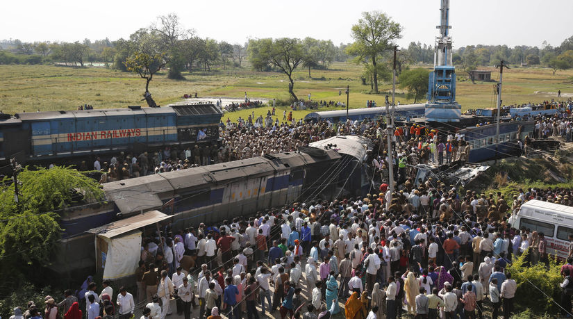 India, vlak, vykoľajený, vlakové nešťastie,