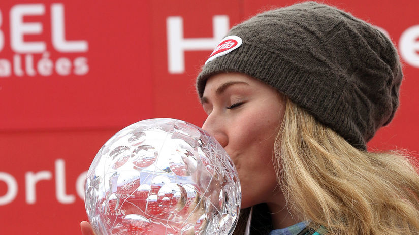 Mikaela Shiffrinová s malým glóbusom za celkové...