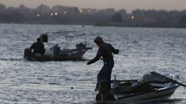 Izraelčania strieľali na palestínsky rybársky čln. O život prišiel 18-ročný Palestínčan
