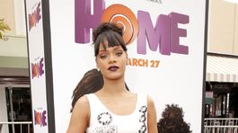 Speváčka Rihanna v kreácii Dior. 