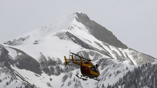 Uviaznutí a zranení Česi na rakúskej hore sú zachránení. Po dvoch nociach k ním priletel vrtuľník  