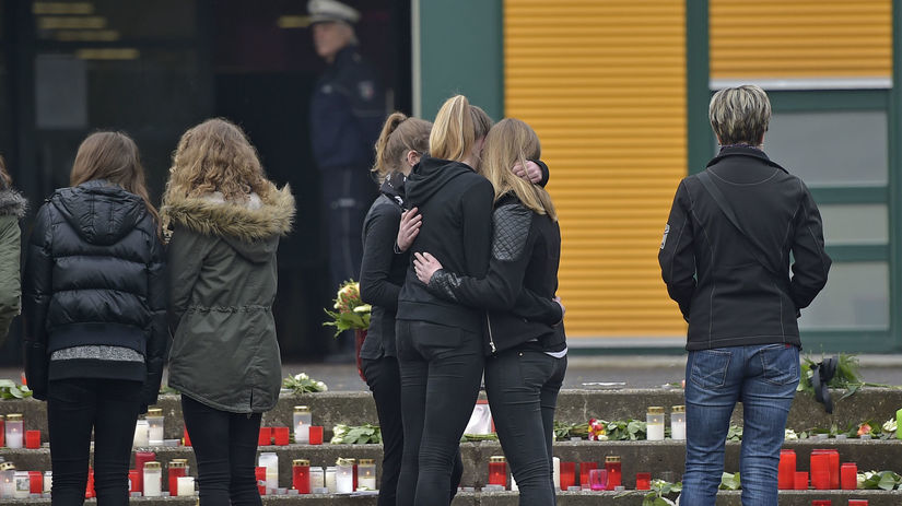 Spolužiaci mŕtvych študentov z nemeckého Halternu.