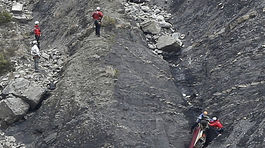 Francúzski záchranári vyzdvihli prvé pozostatky obetí havárie airbusu