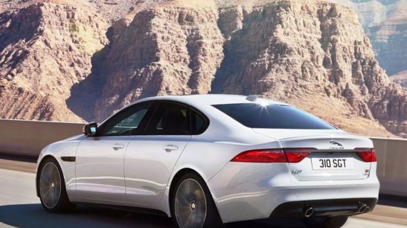 Vzadu sa XF odvoláva na menší Jaguar XE....