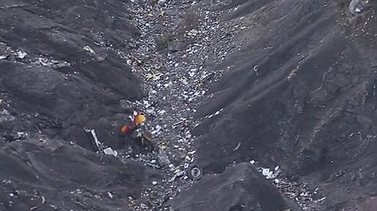 Letecké zábery zachytávajú trosky lietadla...