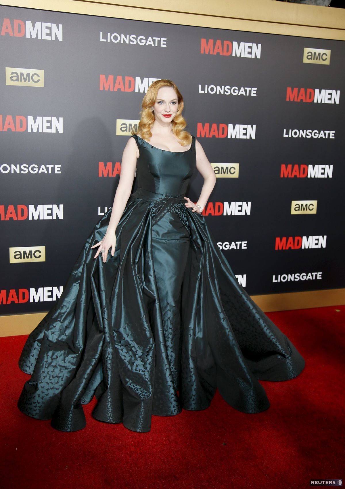 Herečka Christina Hendricks v šatách s masívnou...