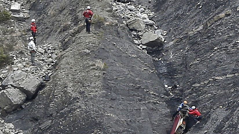 Záchranársky tím pri troskách lietadla v ťažko...