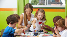 Jasle, opatrovateľka či minikolektív? Všetko má svoje klady aj zápory.