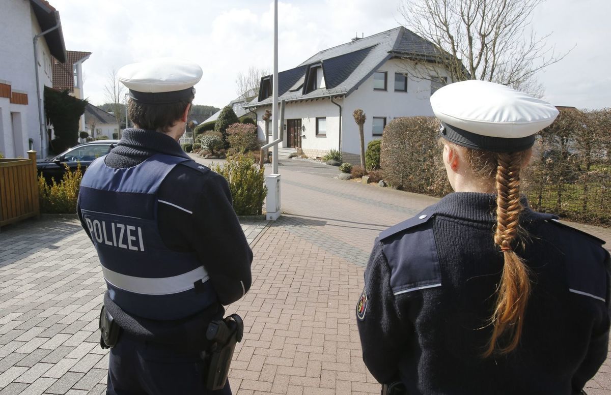 Policajti strážia dom v nemeckom Montabaur, v...