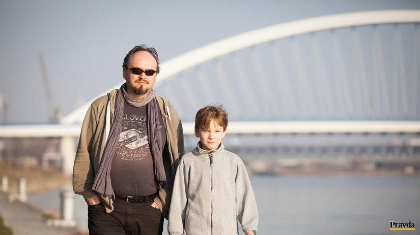 Syn Filip (8) kladie otcovi Petrovi Pavlacovi...