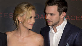 Charlize Theron a Nicholas Hoult 