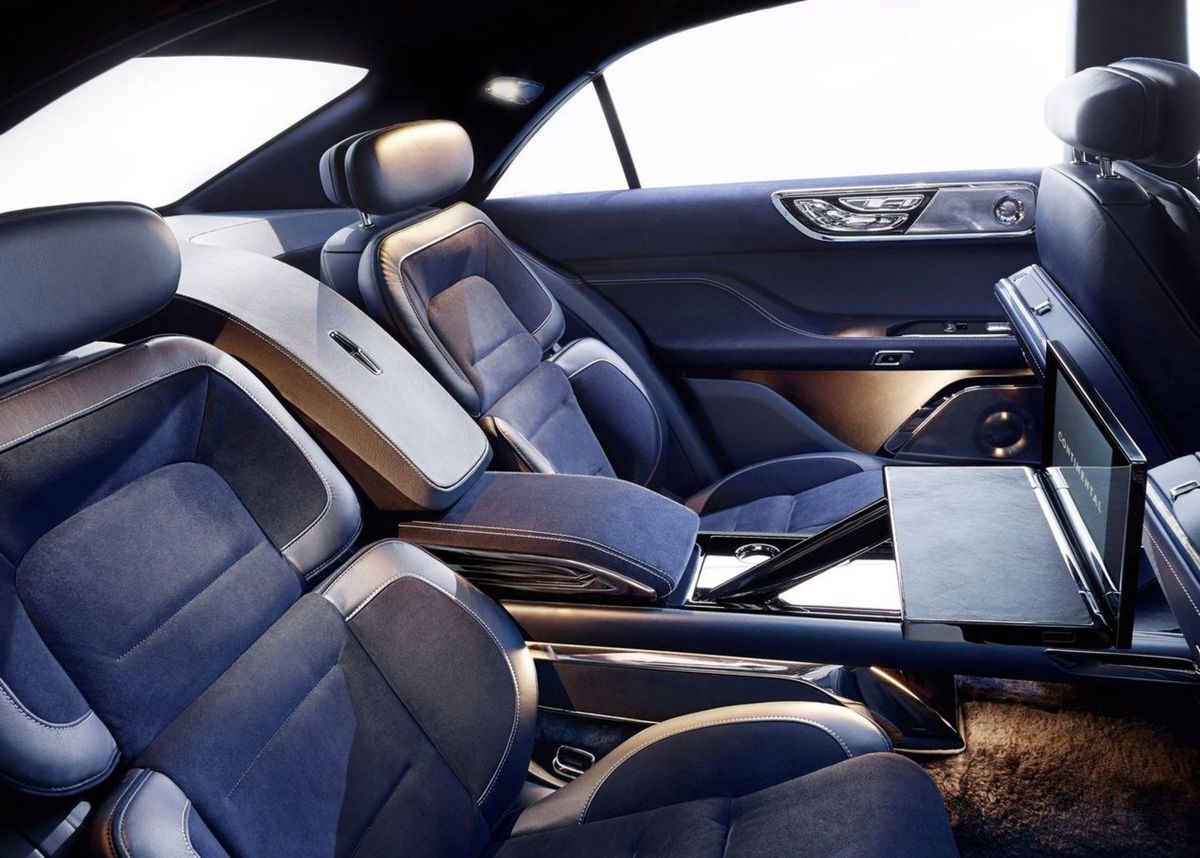 Interiér je takmer kompletne obšitý kožou...