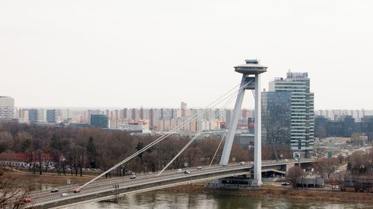 Na zábradlí Mosta SNP v Bratislave sa nachádzal človek, premávku už obnovili