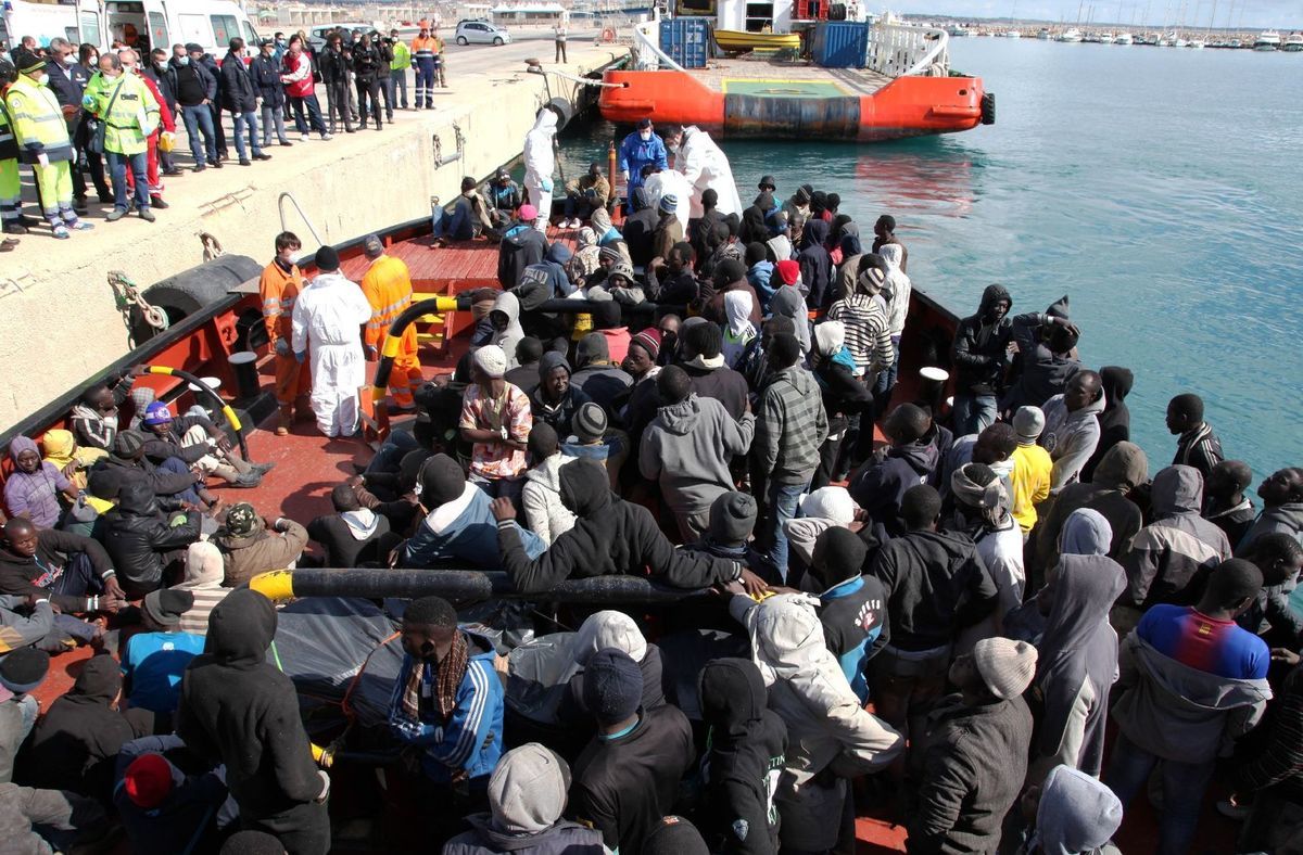 Migranti na pobreží Talianska v prístave Pozzallo.