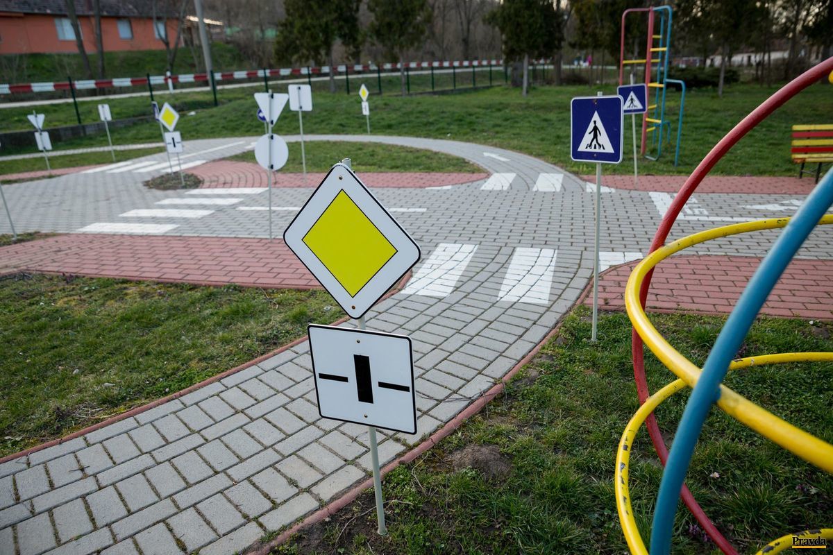 Ihrisko pred Materskou školou v Pohraniciach je...