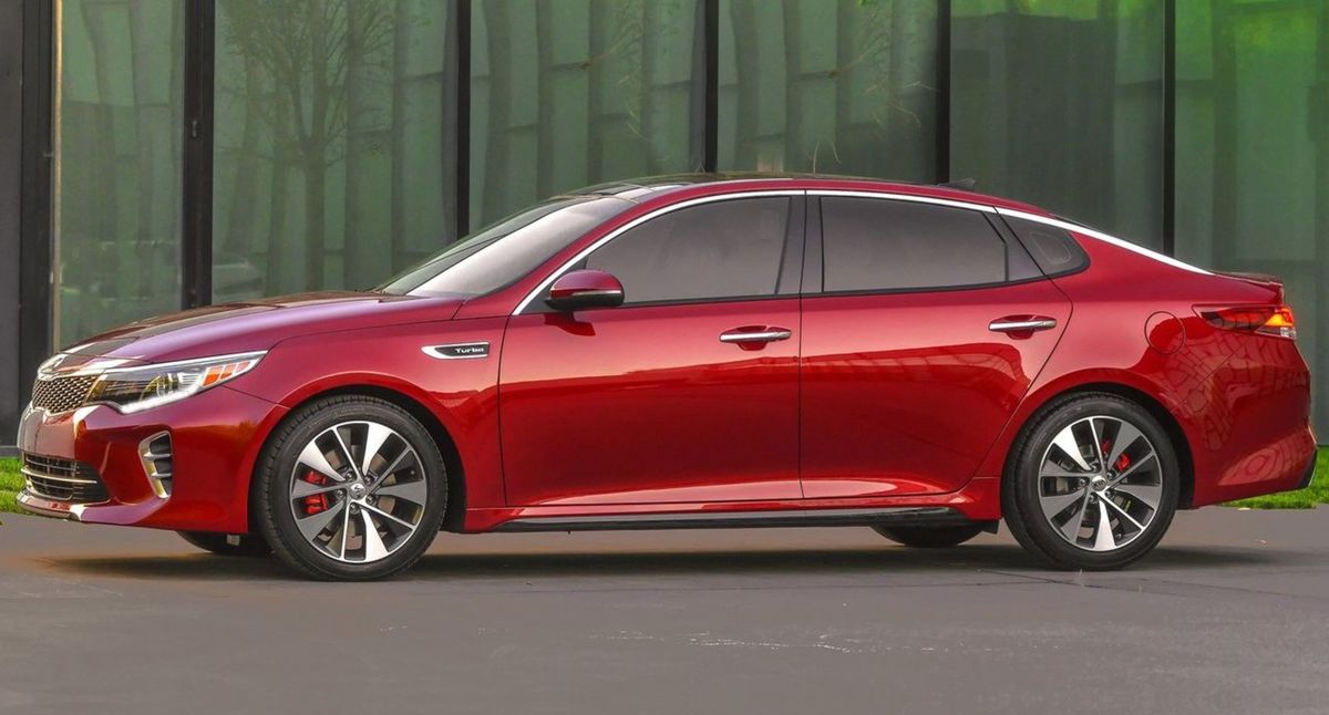Rázvorom náprav 2 805 mm prekonáva Optima aj VW...