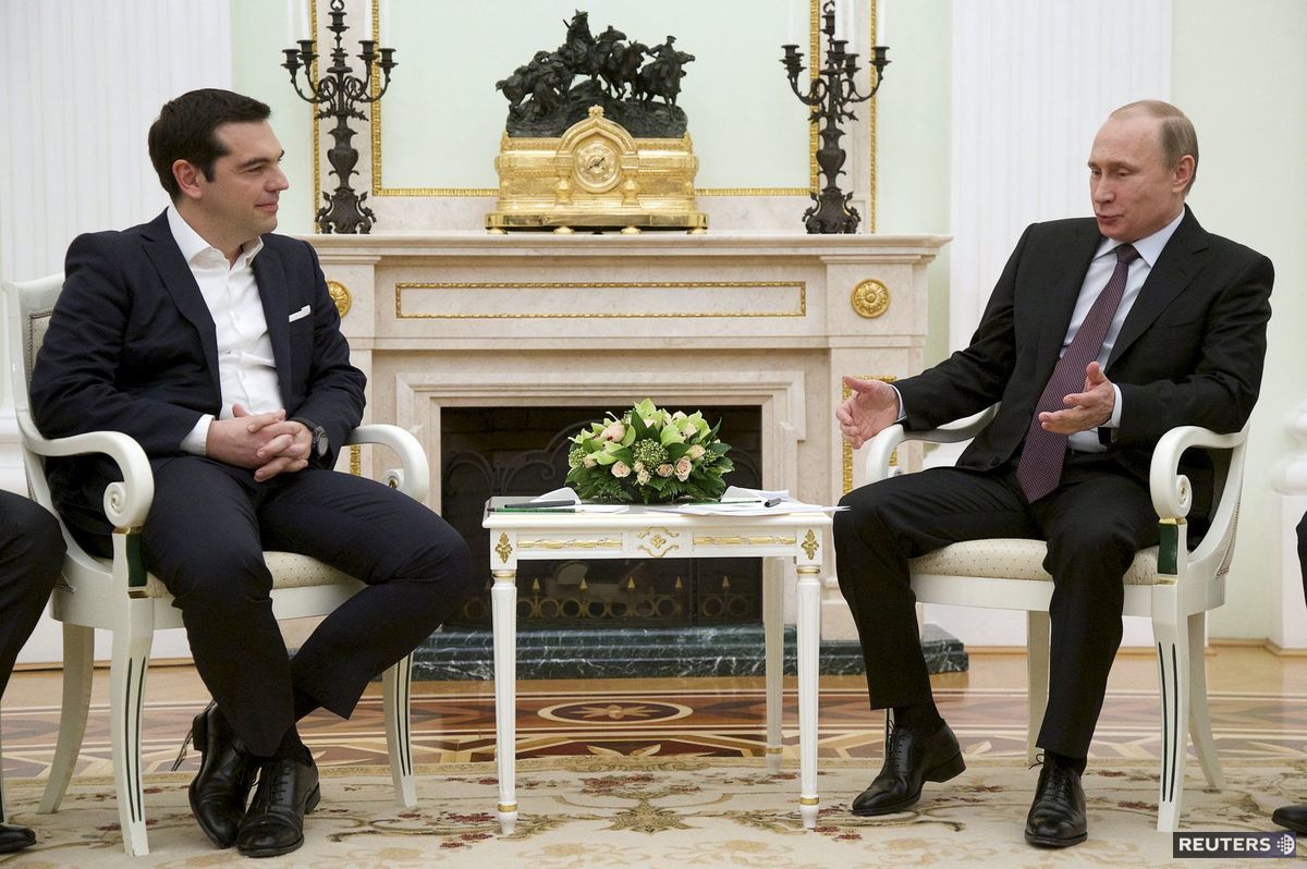 Grécky premiér Alexis Tsipras (vľavo) počas...