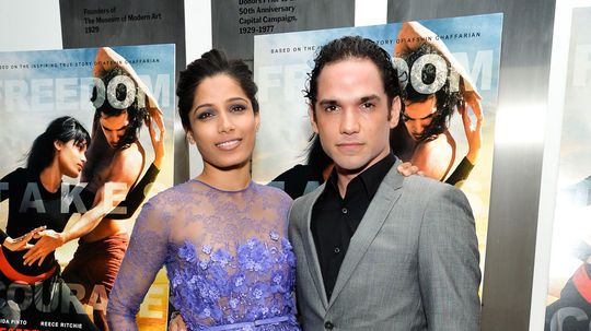 Herečka Freida Pinto a jej filmový kolega Reece...