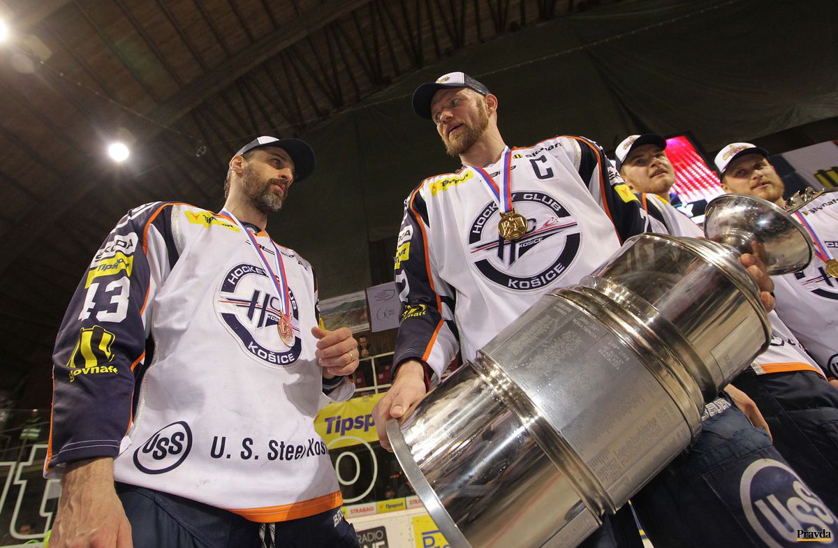 Peter Bartoš (vľavo) a kapitán Martin Štrbák s...