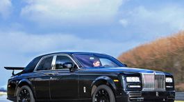 Rolls-Royce Cullinan: Briti testujú 'štvorkolku' v kabáte Phantomu 