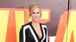 Herečka a moderátorka večera Amy Schumer v šatách Balmain. 