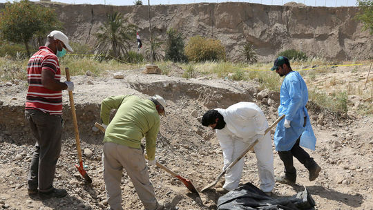 Z masového hrobu pri sýrskej Rakke vyniesli už vyše 300 tiel