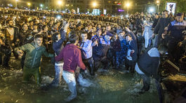 Kanye West počas koncertu skočil do jazera, dav musela krotiť polícia