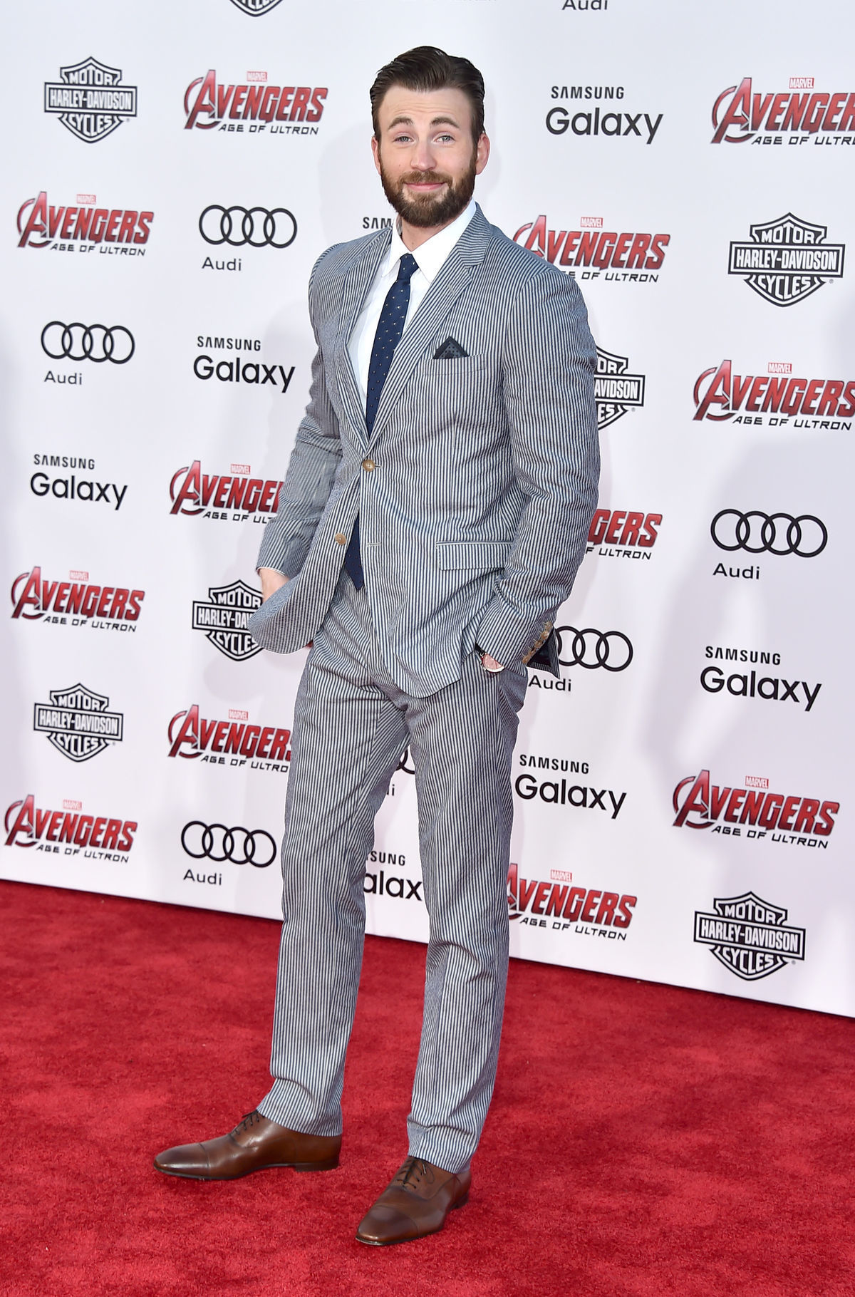 Herec Chris Evans prichádza na premiéru.
