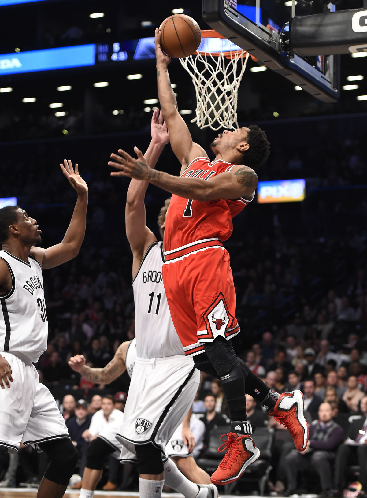 Derrick Rose zakončuje jednu z akcií Chicaga.