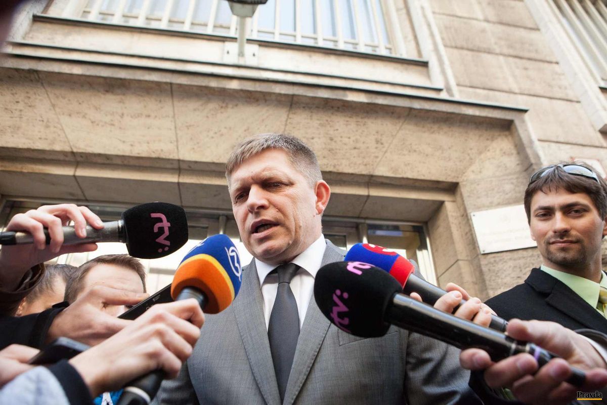 Premiér Robert Fico pred sídlom Generálnej...