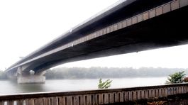 Po nehode na moste Lafranconi skončili dvaja policajti v nemocnici