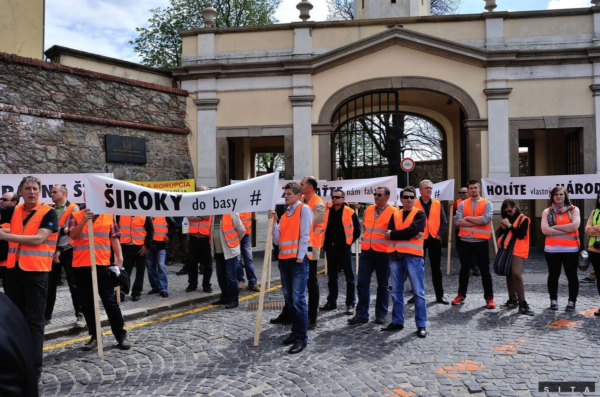 Pred budovou parlamentu živnostníci protestujú...