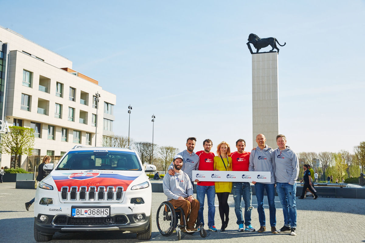 Ivan Jakeš (druhý zľava), Jana Hospodárová (4....