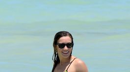 Hviezda seriálu Arrow zase v bikinách: Tieto krivky jej môžu závidieť!