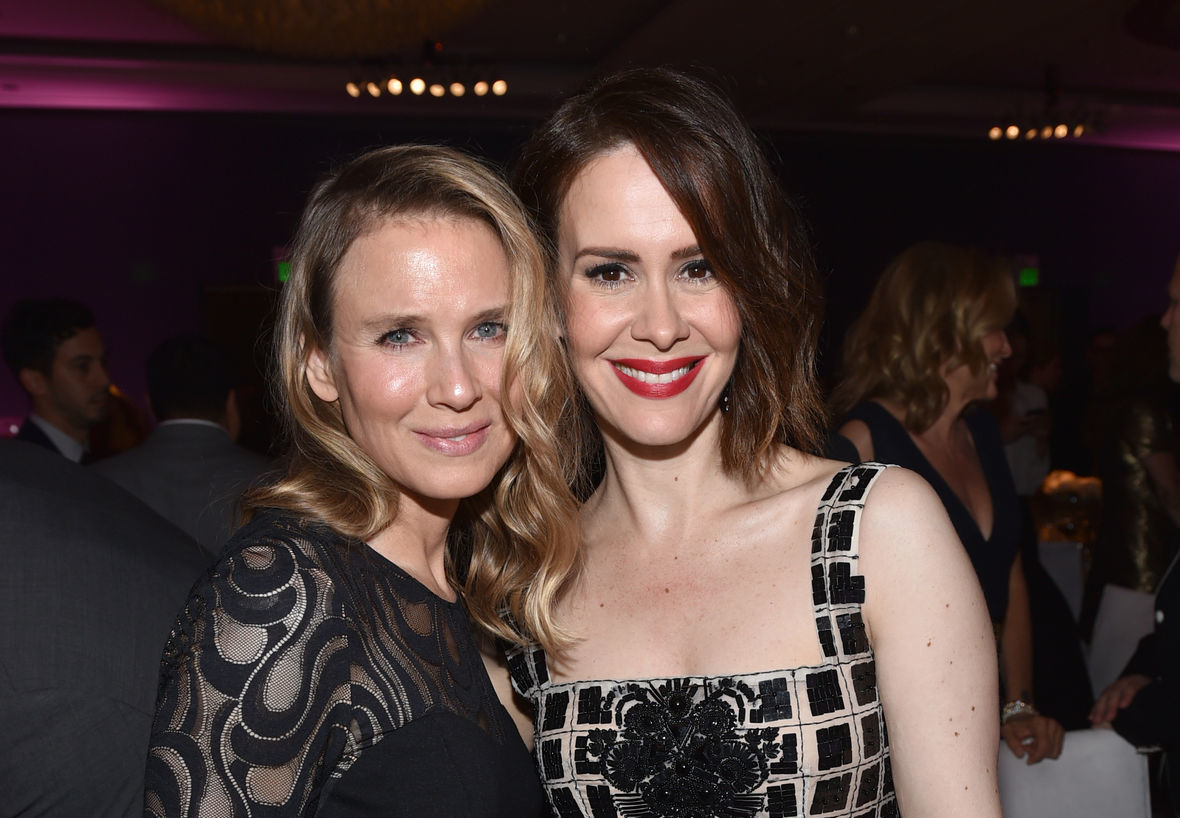 Renee Zellweger (vľavo) a Sarah Paulson počas...