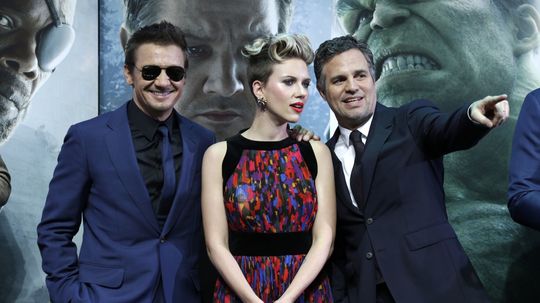 Zľava: Jeremy Renner, Scarlett Johansson a Mark...