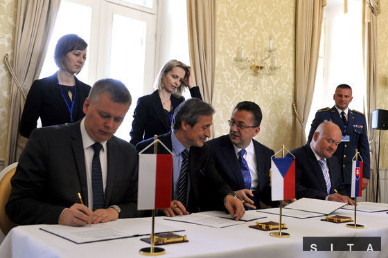 Ministri obrany krajín V4, zľava: Tomasz...