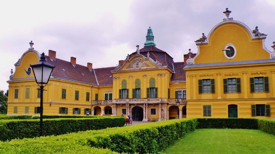 Mesto Nagytétény, hlavné priečelie barokového...