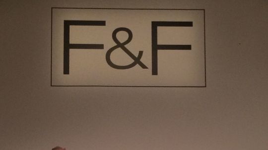 Speváčka Paloma Faith (vpravo), tohtoročná...