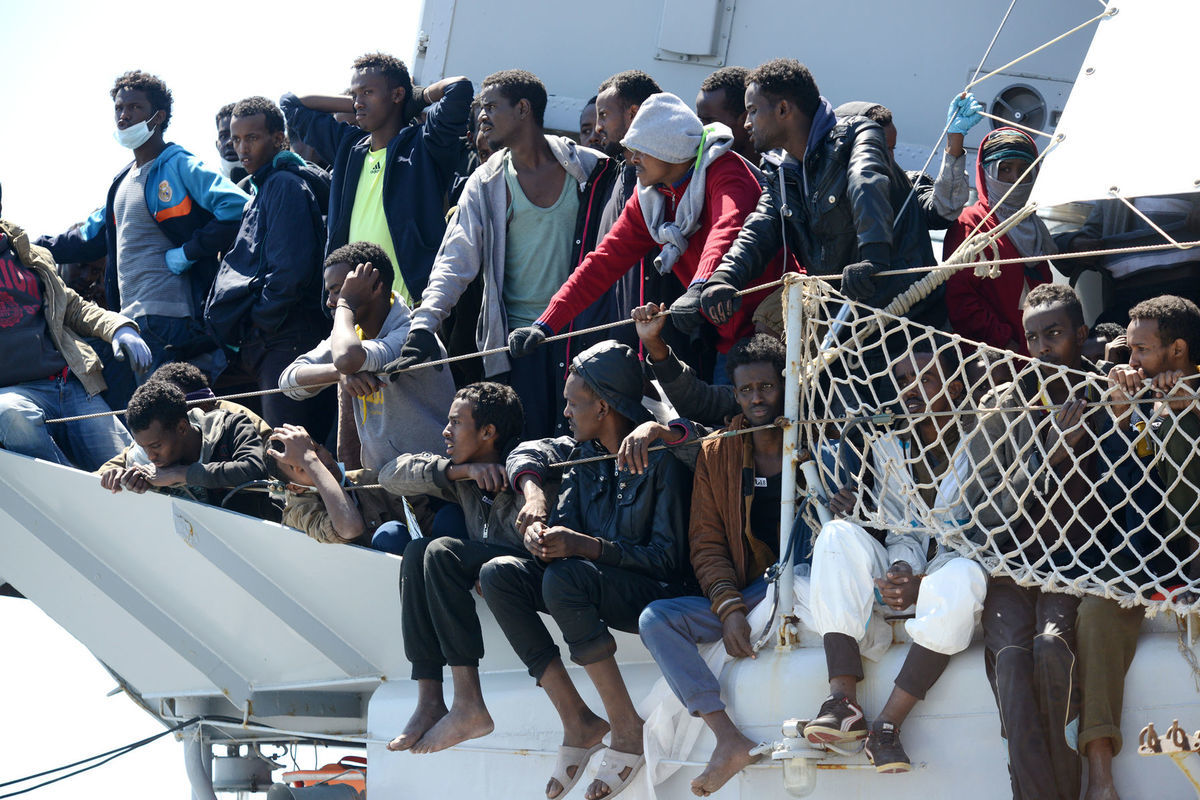 Migranti v talianskom prístave Salerno na...