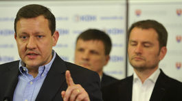 Smer opozícii zamietol návrhy protischránkových zákonov