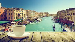 Boj Benátok proti bezočivcom graduje: Nové reštaurácie s jedlom do ruky majú stopku