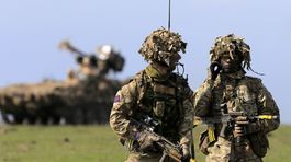 USA cvičí ukrajinských vojakov priamo v bojových zónach, tvrdí Rusko