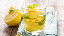 Neprebúdza len kofeín. Silu má aj zelený čaj či voda s citrónom