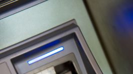 Banky zvyšujú poplatky. Kompenzujú si nízke úroky